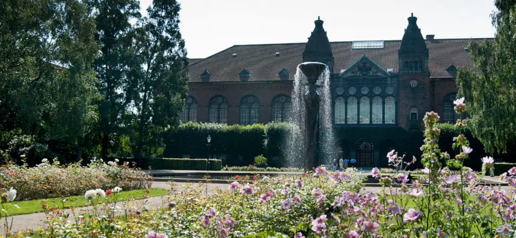 Bibliotekshaven beskaret til web Thomas Rahbek Slots og Kulturstyrelsen 5 Getting Married in Denmark